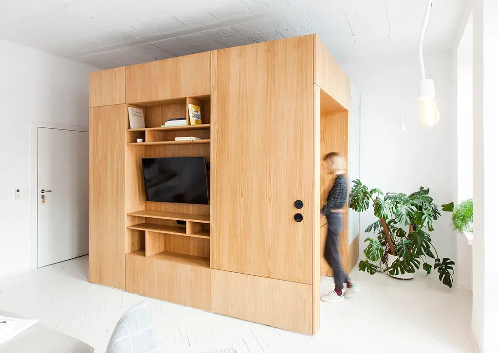 波兰 Lublin 的巧妙设计公寓 | 木质立方体融合多功能空间-1