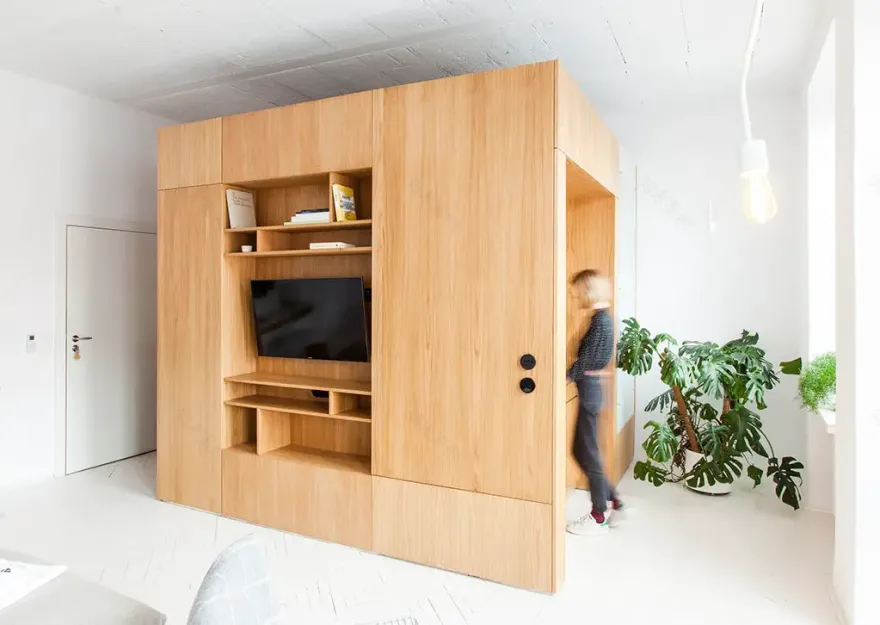 波兰 Lublin 的巧妙设计公寓 | 木质立方体融合多功能空间-1