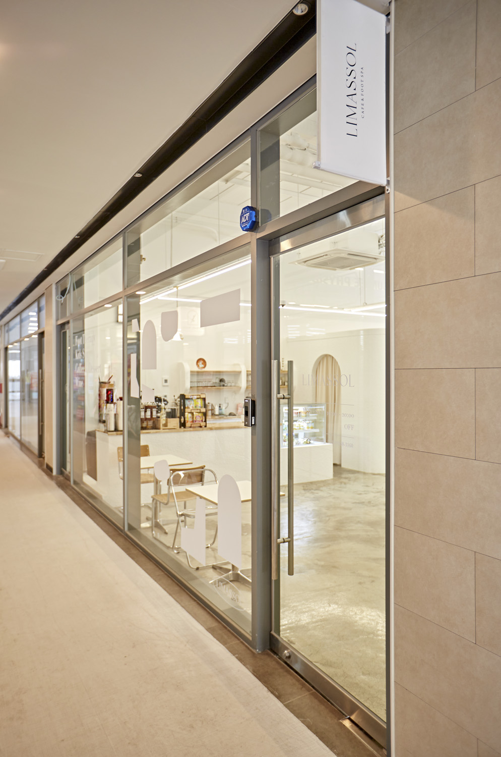 简约白色调的 26 平米小卫生间设计-14