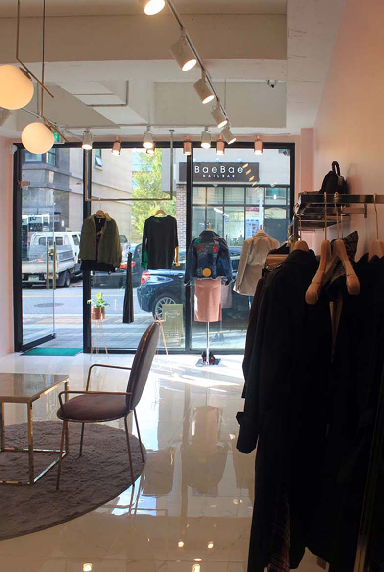 简约时尚的粉金服装店设计-10