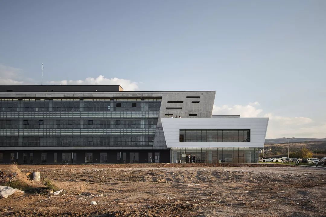 科技园区中的混凝土玻璃建筑-7