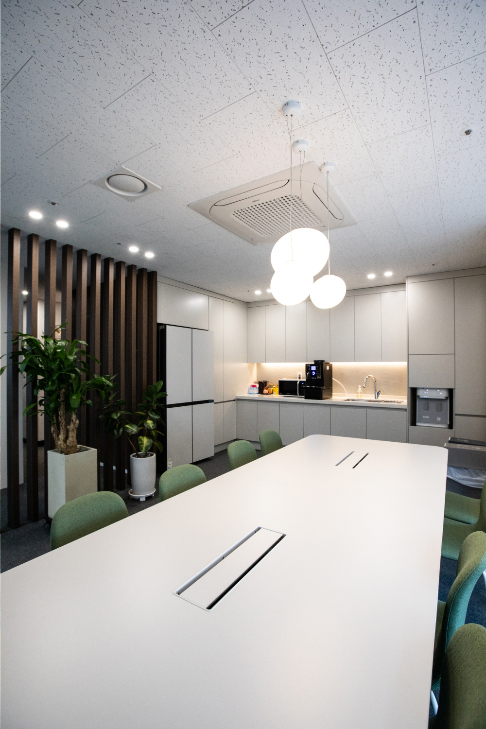 白色与木色的极简奢华 | 100 平米办公室的优雅内饰-19