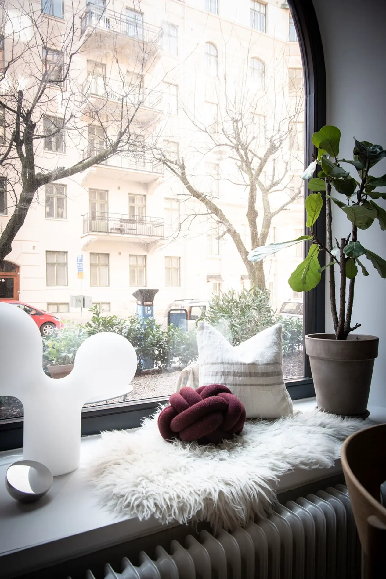 瑞典 35m2 弧形窗工作室 | 古典与现代的完美结合-2