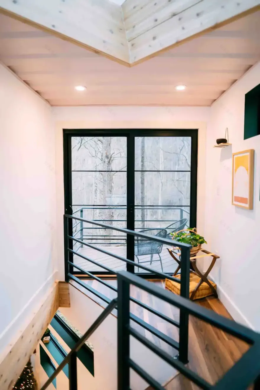 俄亥俄山丘上的集装箱别墅 · 玻璃美景与创意设计-15