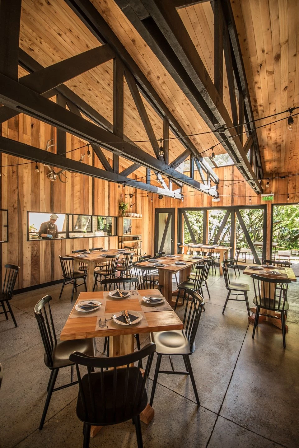 智利湖畔森林中的舒适用餐空间-39