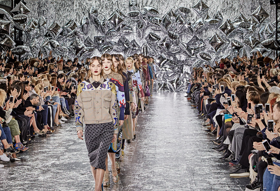 伦敦时装周贝塔克局打造银色气球墙舞台-11