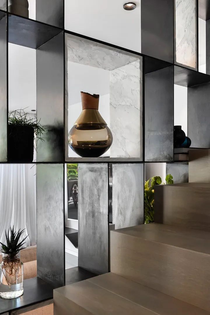 Aviram Kushmirski 打造轻奢风空间，黑白色调与实木地板的完美搭配-53