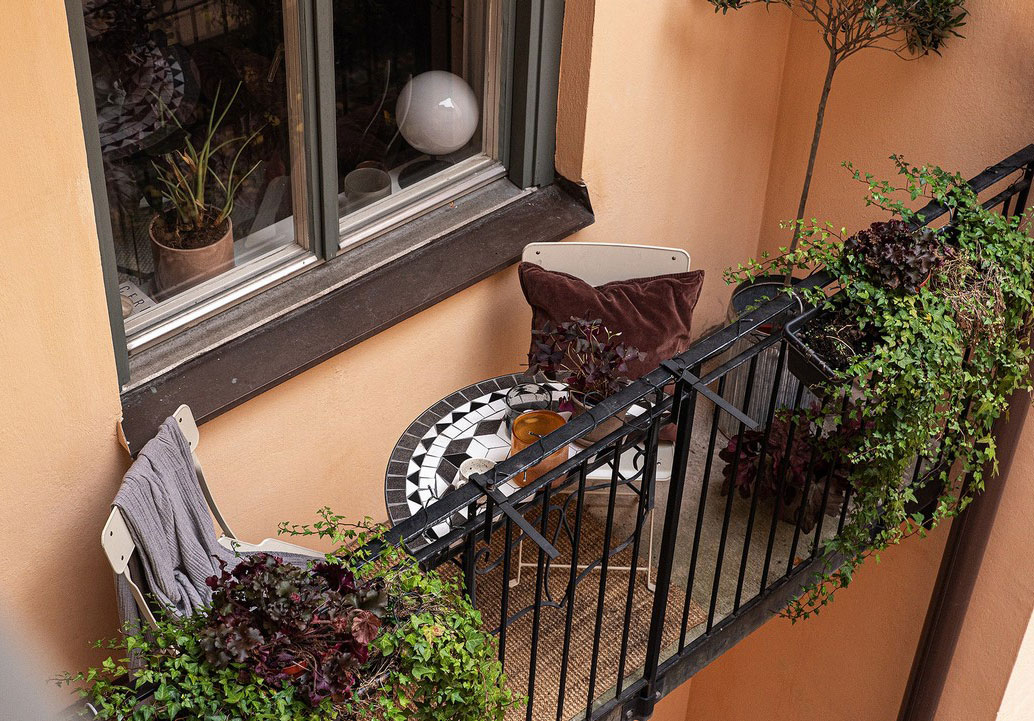 瑞典 42 平米奇趣公寓 | 彩绘玻璃门与黑色木地板的创意设计-21