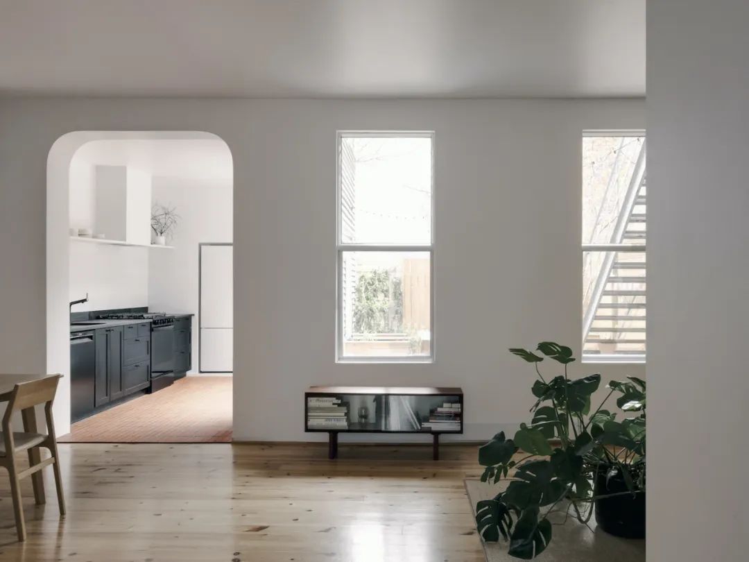 加拿大蒙特利尔 Waverly Residence 公寓，极简厨房模糊室内外生活-18