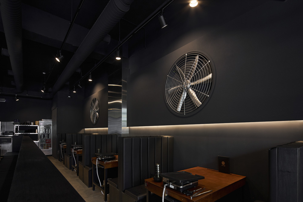 30 平米工业风小户型设计，黑金风格惊艳亮相-8