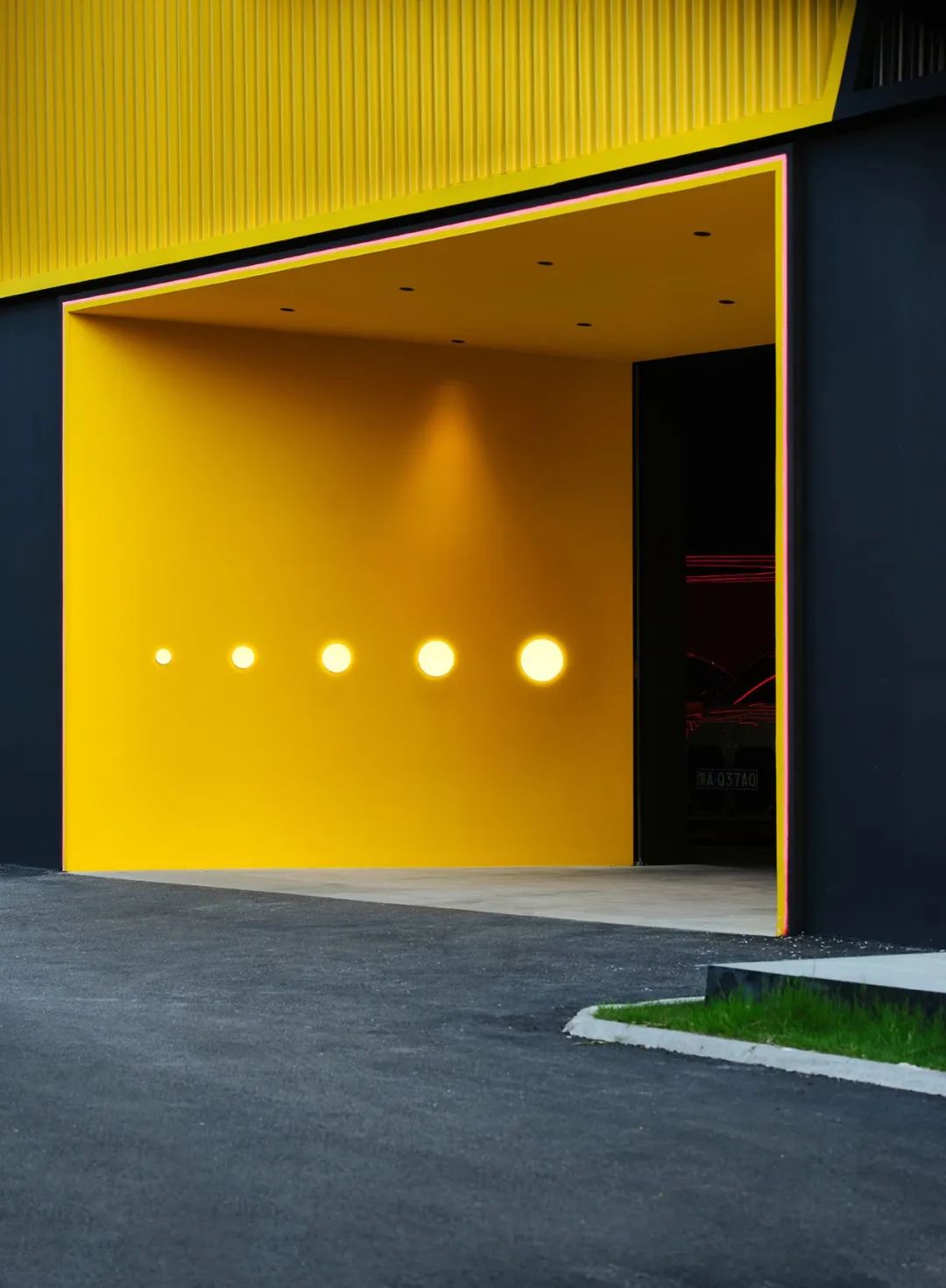 苏格设计丨3000㎡高街复古星火汽车展厅-22