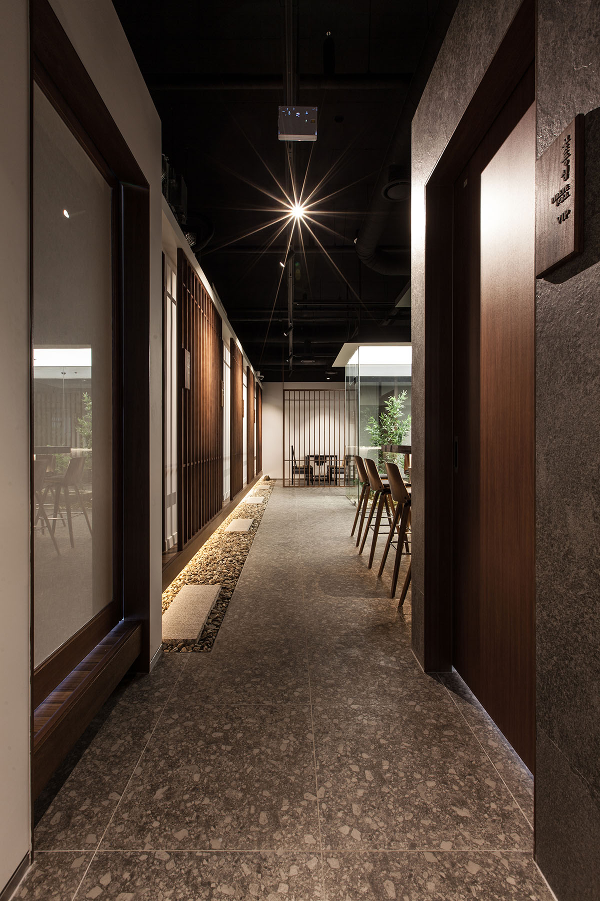 韩式餐厅“中央情报局”设计 | 石木庭院与传统氛围的完美结合-15