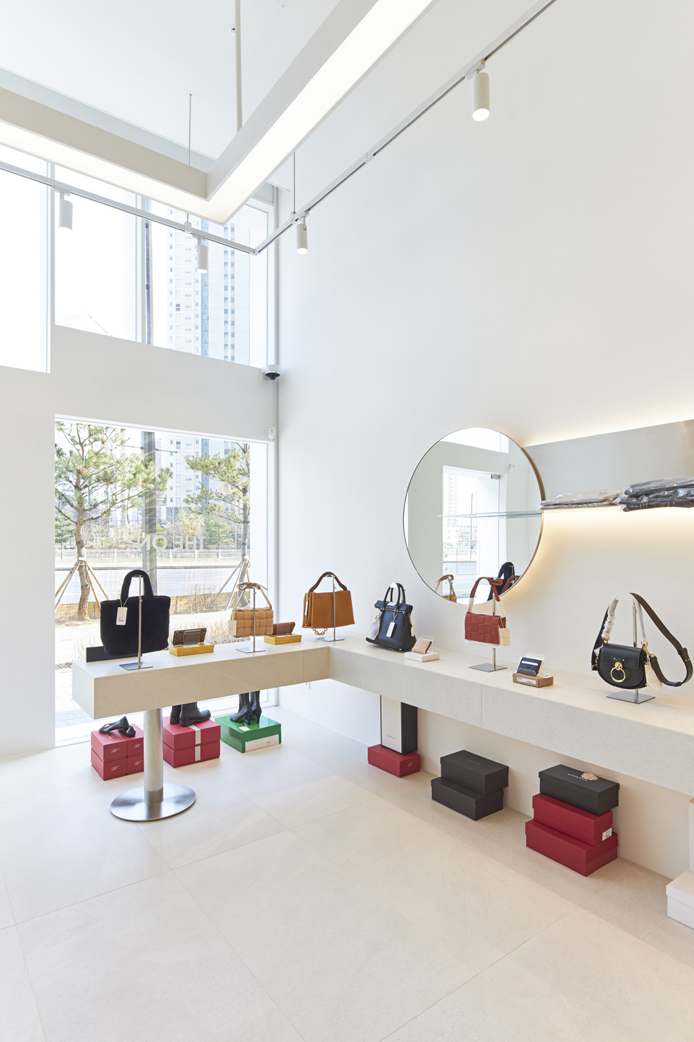 14 平米极简服装店设计 | 舒适现代的空间体验-12