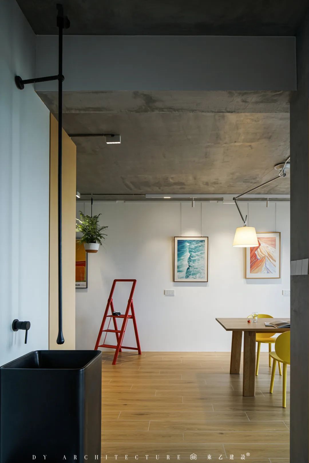 原始粗狂的混凝土裸顶遇上紧凑小三房,这酷酷的松弛感真让人着迷丨中国长沙丨東乙建设-56