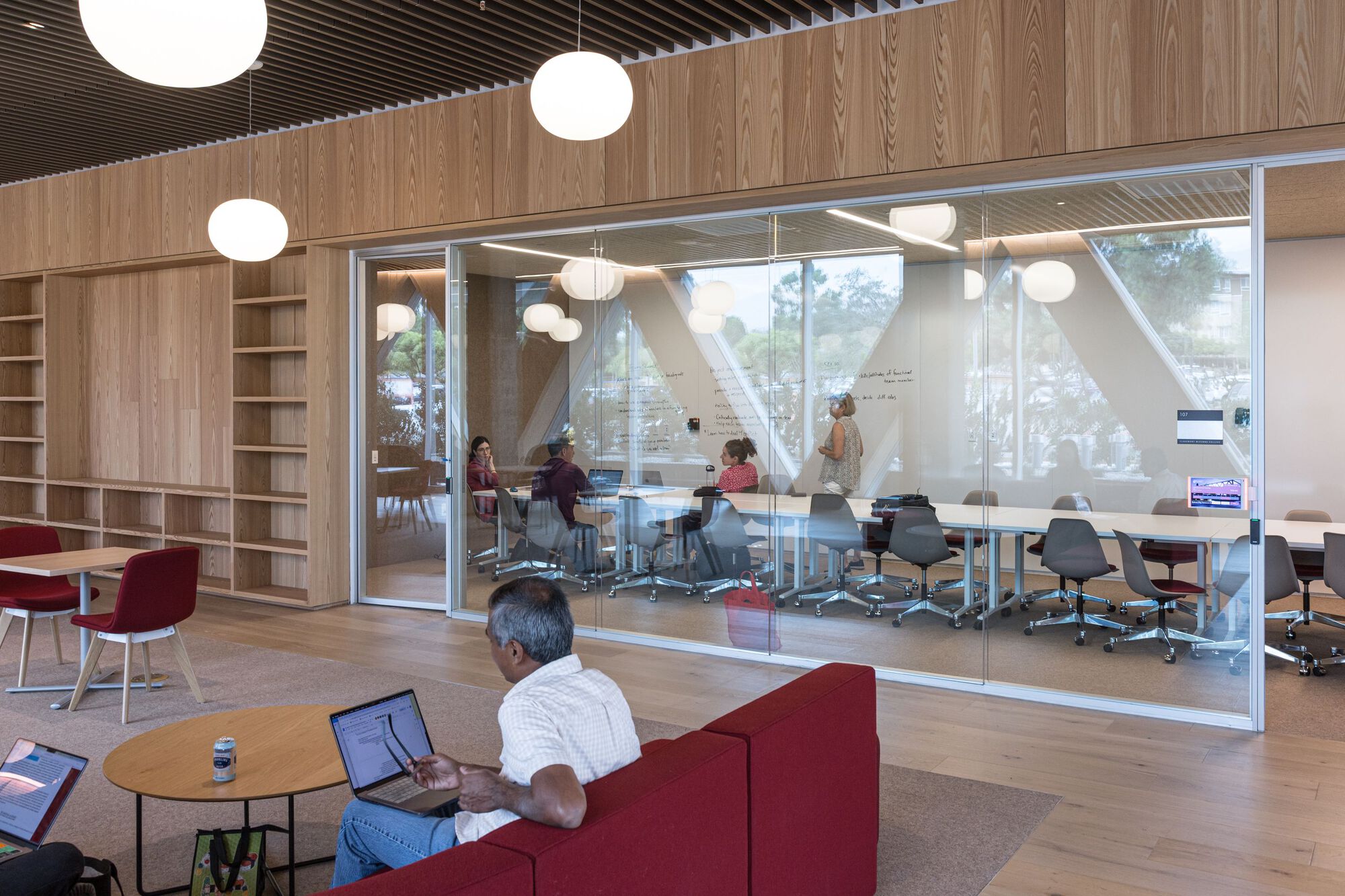 Claremont McKenna College Robert Day Sciences Center / BIG-46