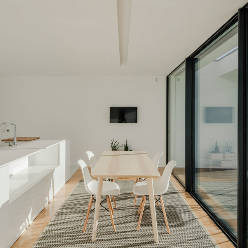 葡萄牙现代白色家居,融入自然美景-31