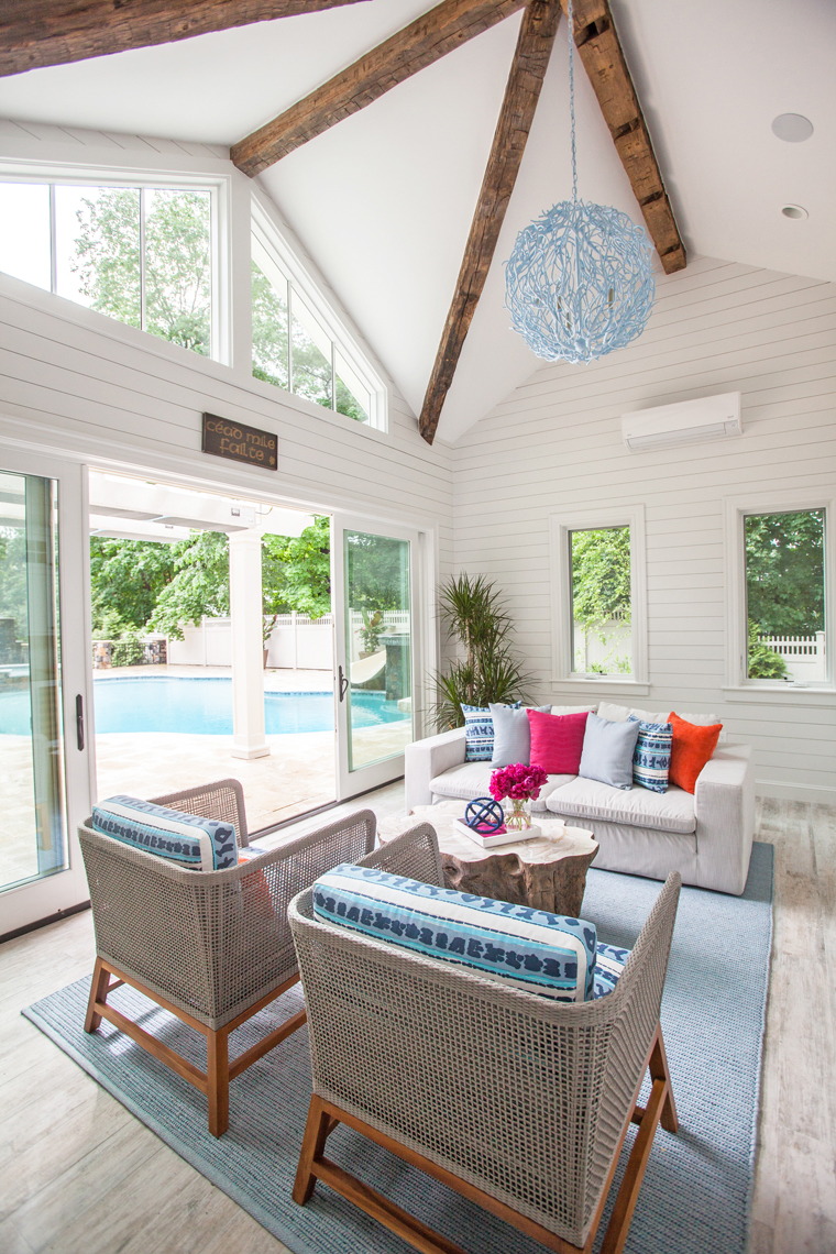 Stunning Freestanding Pool House designed by DAG Design using shades of blue to reflect its beautiful surroundings DAG设计的令人叹为观止的独立游泳池-用蓝色的阴影来反映它美丽的环境-2