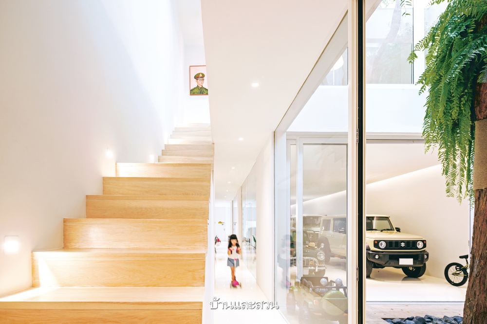 บ้านกล่องหลังคาทรงจั่ว ที่เปิดคอร์ตกลางรับพื้นที่สีเขียว - บ้านและสวน-6