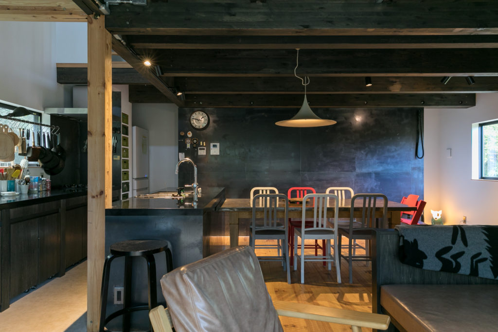 鎌倉の景観に溶け込む緑の中に静かに佇む和を再構築した黒い箱 | Architecture | 100%LiFE-9