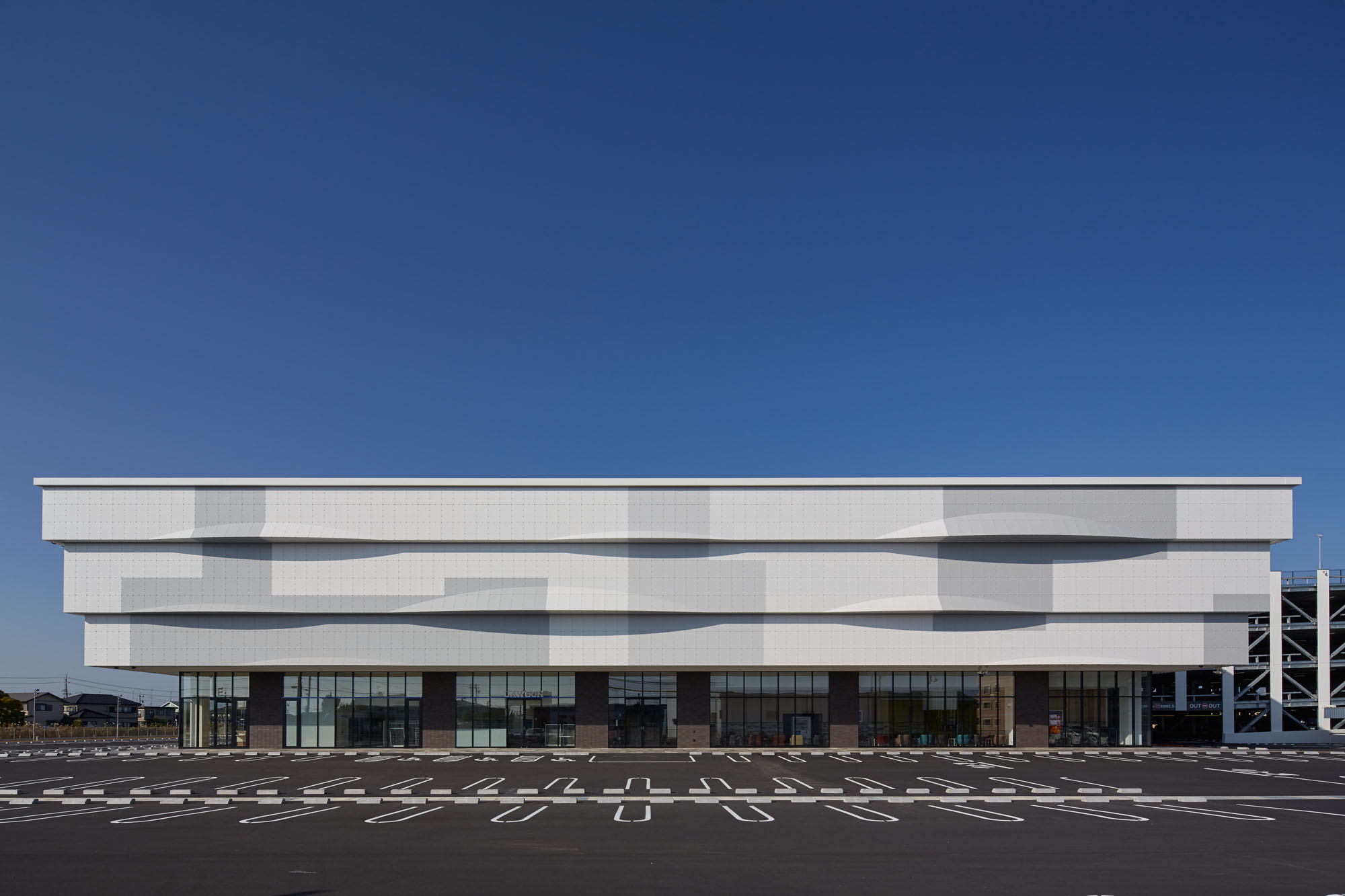 岩田太基 1333 号南美购物中心,田野中的现代标志-5