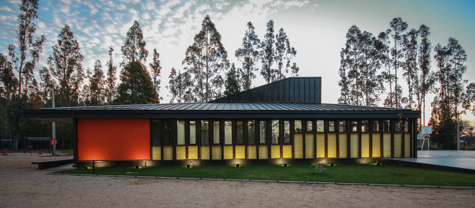 智利 Melirrehue 乡村学校 · 多功能中央庭院设计-12