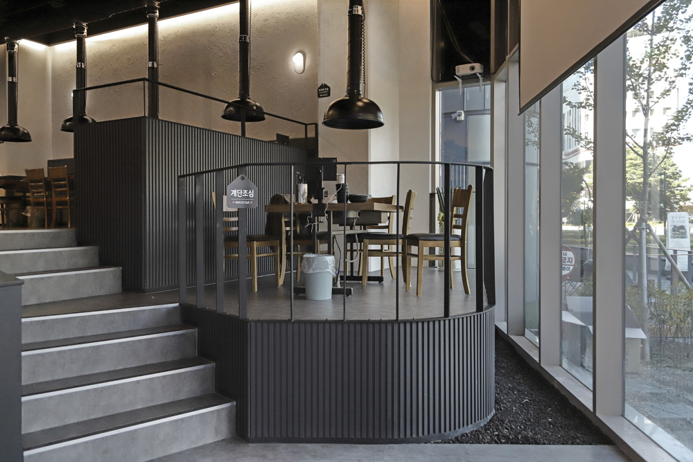 高级黑的 50 平米公寓，现代极简风格的典范-2