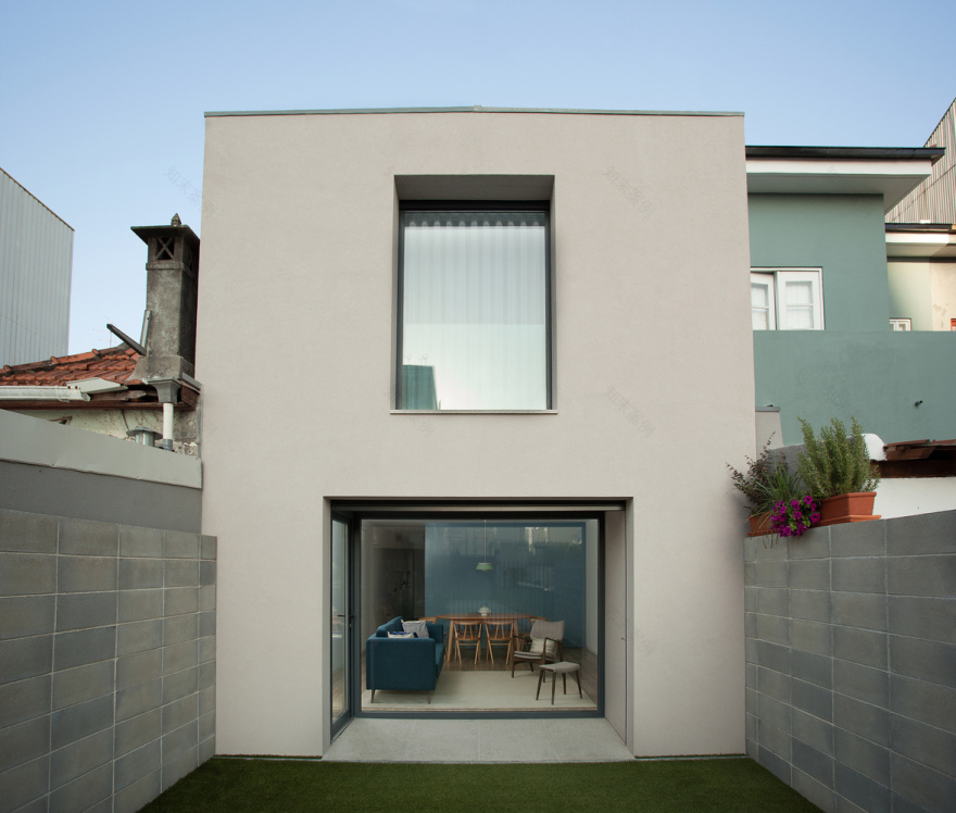 波尔图市中心翻新别墅 | 现代生活与自然光线的融合-42