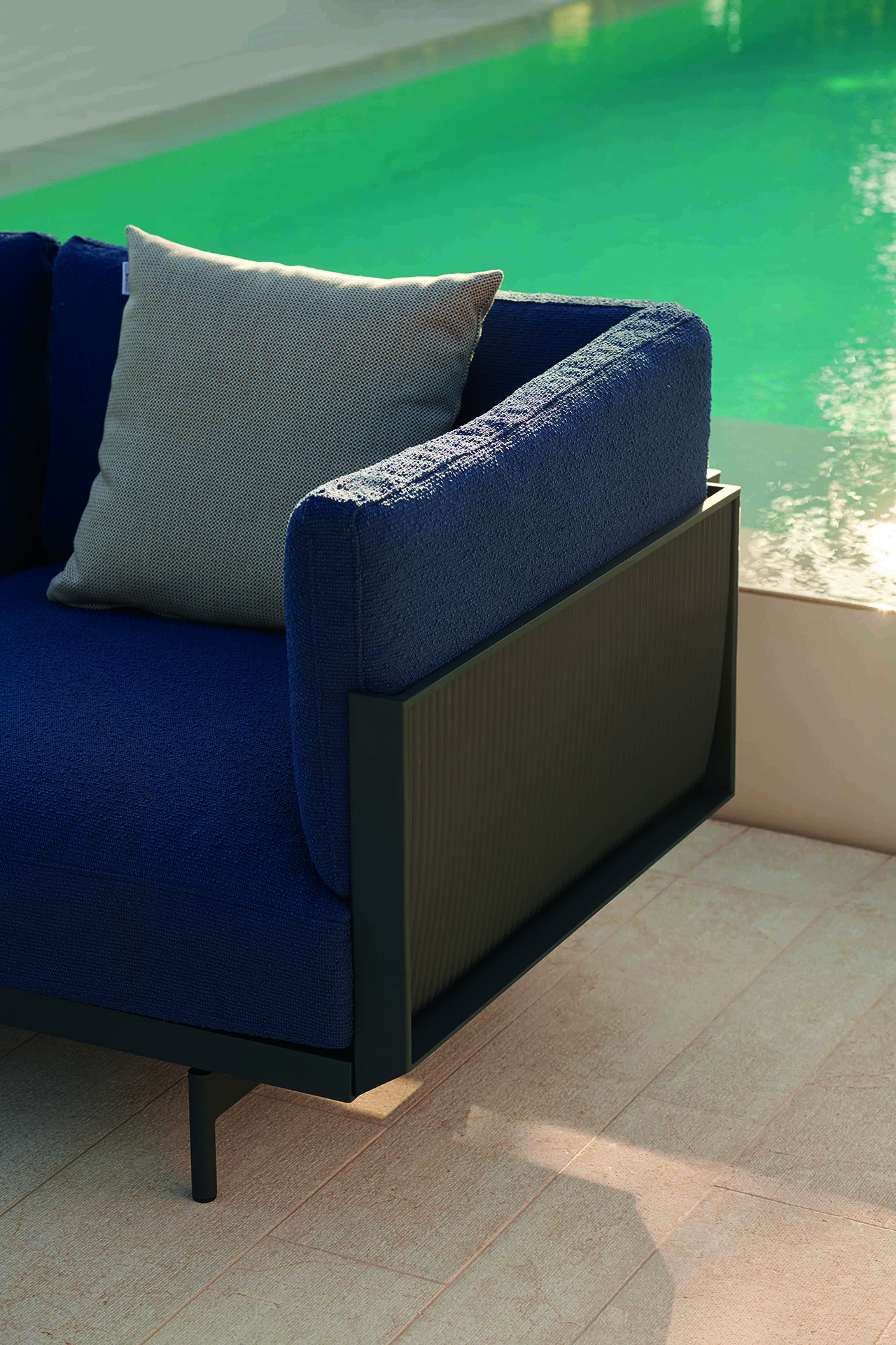 融合之美 | Nichetto 设计的 ONDE 户外家具系列-12