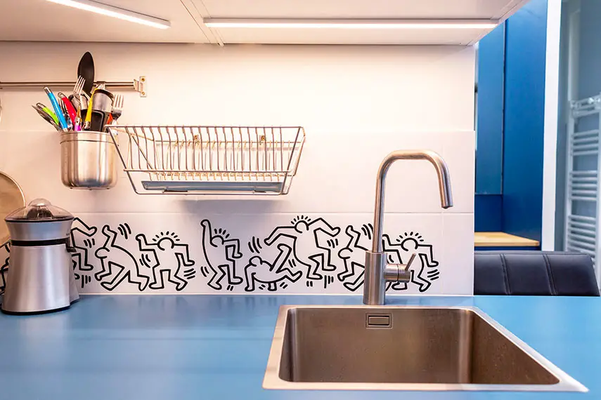 巴黎 18m²迷你公寓，床升至天花板，极致空间利用！-7