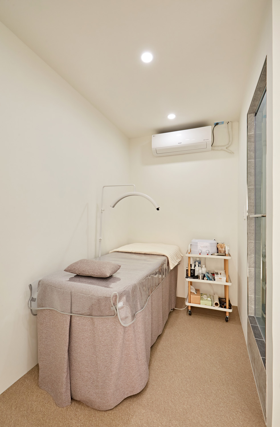 现代时尚的白色&木纹美妆店设计-14