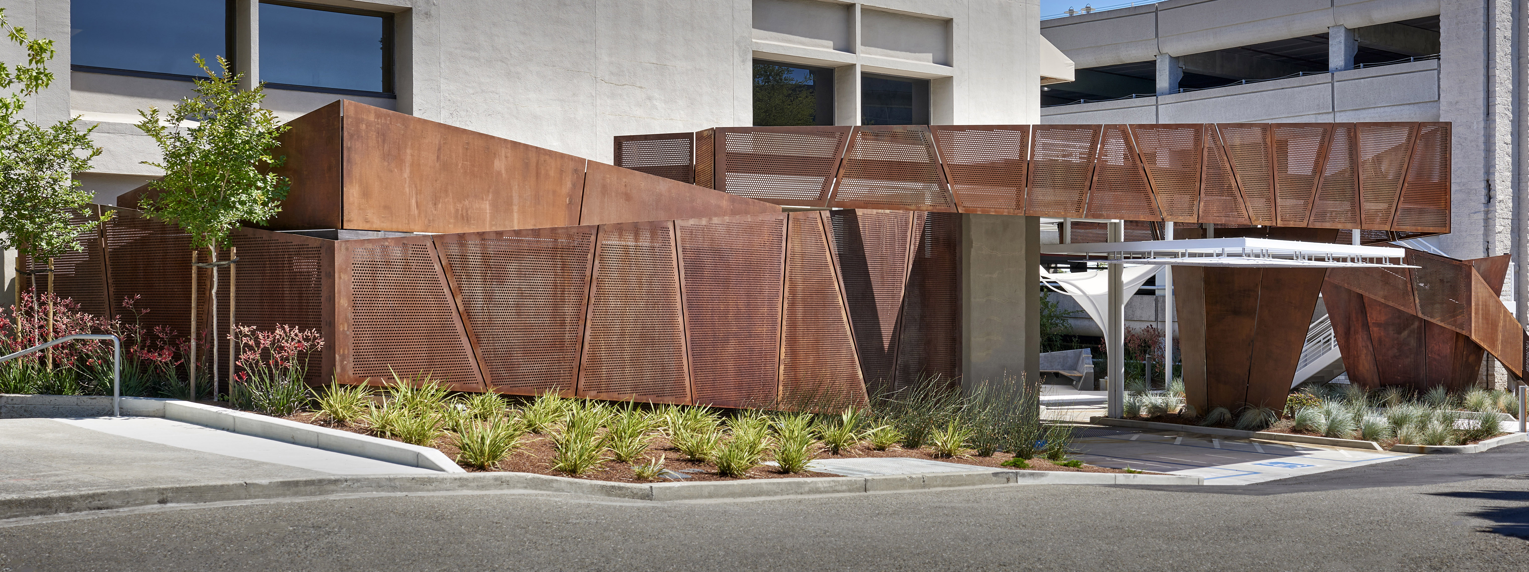 Corten Ribbon | Walnut Creek 的锈色钢铁艺术入口-18