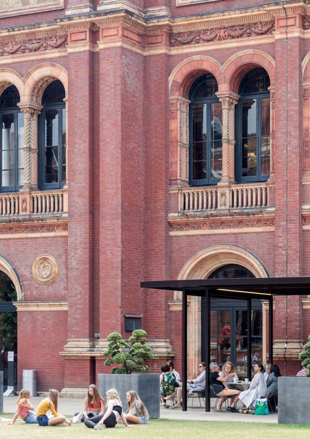 英国 V&A 博物馆花园咖啡厅,绿色调与传统风格完美融合-19