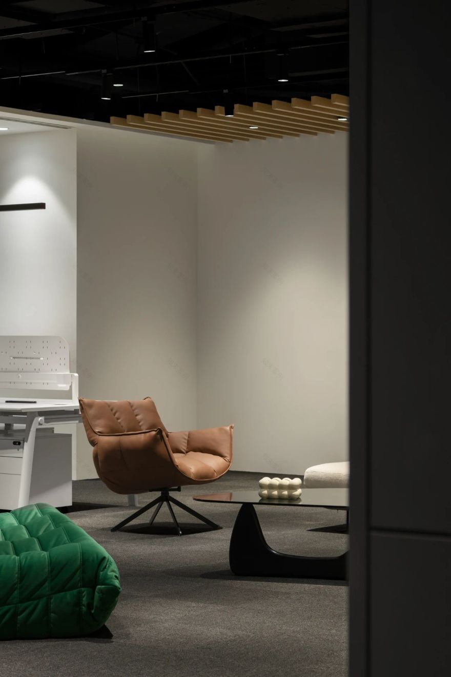 上海晶耀前滩黑白灰自由化办公空间丨中国上海丨内造设计室-14