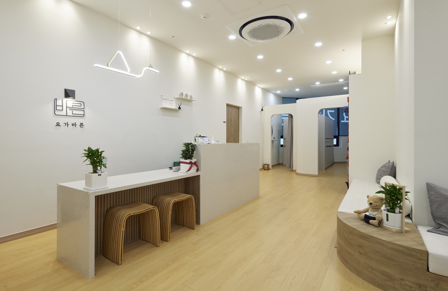 舒适 67 平瑜伽学院，白色与木纹的宁静空间-5