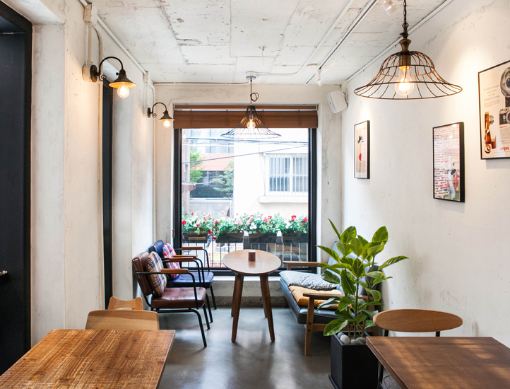 首尔弘大 10 坪小空间打造独具特色的咖啡馆-7