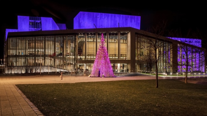 匈牙利Hello Wood工作室用雪橇打造的巨型圣诞树丨匈牙利布达佩斯丨匈牙利Hello Wood设计工作室-17