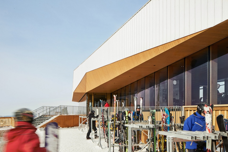 Bromont 山顶小屋 | 自然与人工的巧妙结合-17