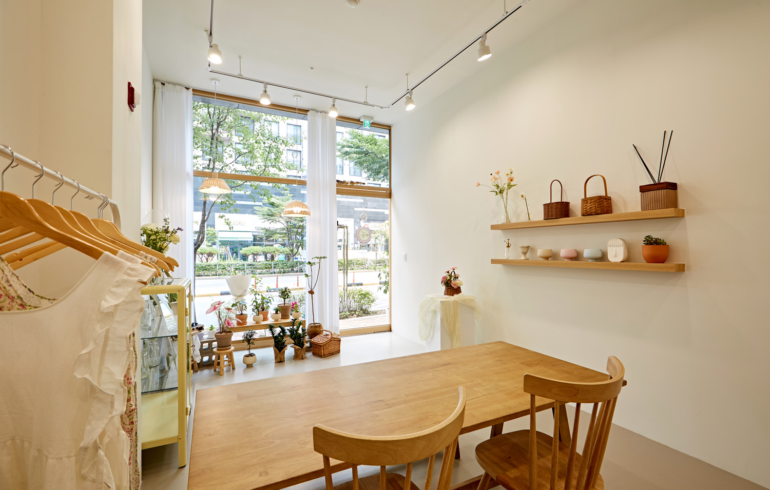 温暖氛围的 10 平米白色木屋办公室设计-6