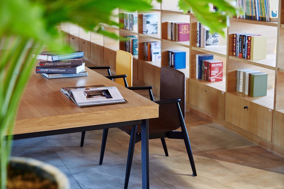 回归本质的图书馆式办公空间-24