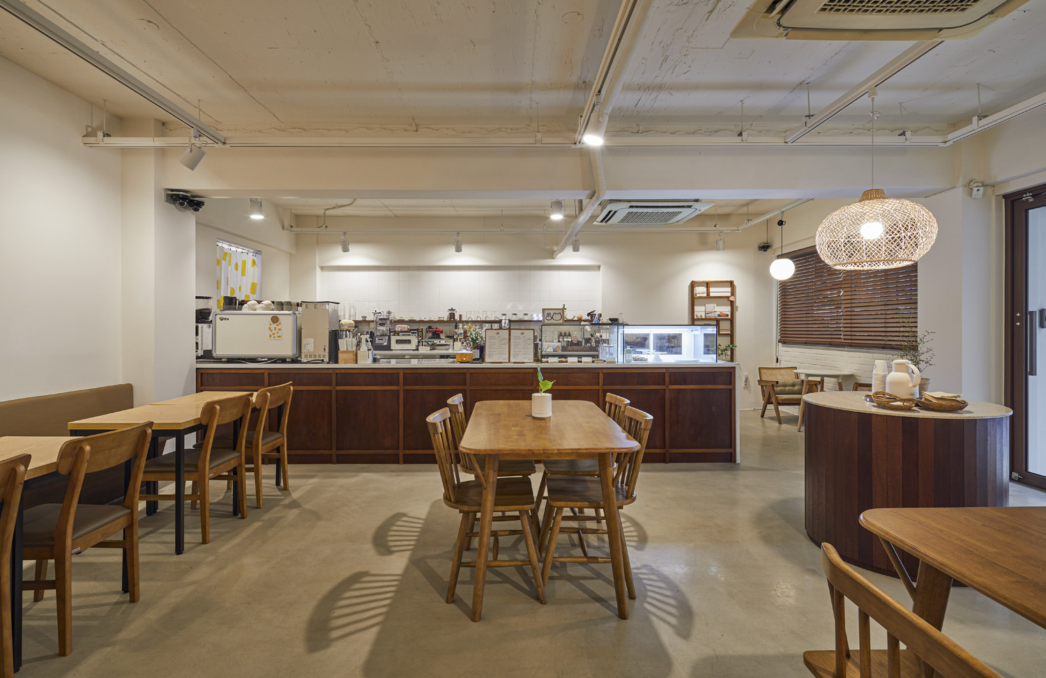 25 坪简约咖啡厅，诠释白色与原木的温馨魅力-4