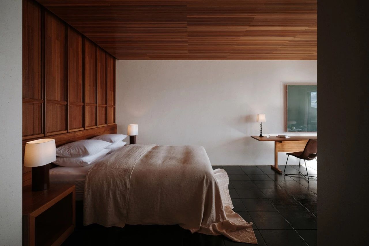 在洱海边爆红后，八旬用12年造伙山酒店，一砖一石皆用情-32