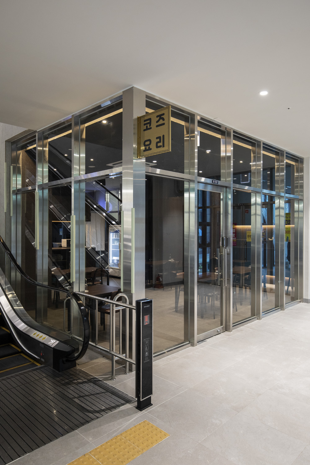 现代高级日式餐厅设计实例-17