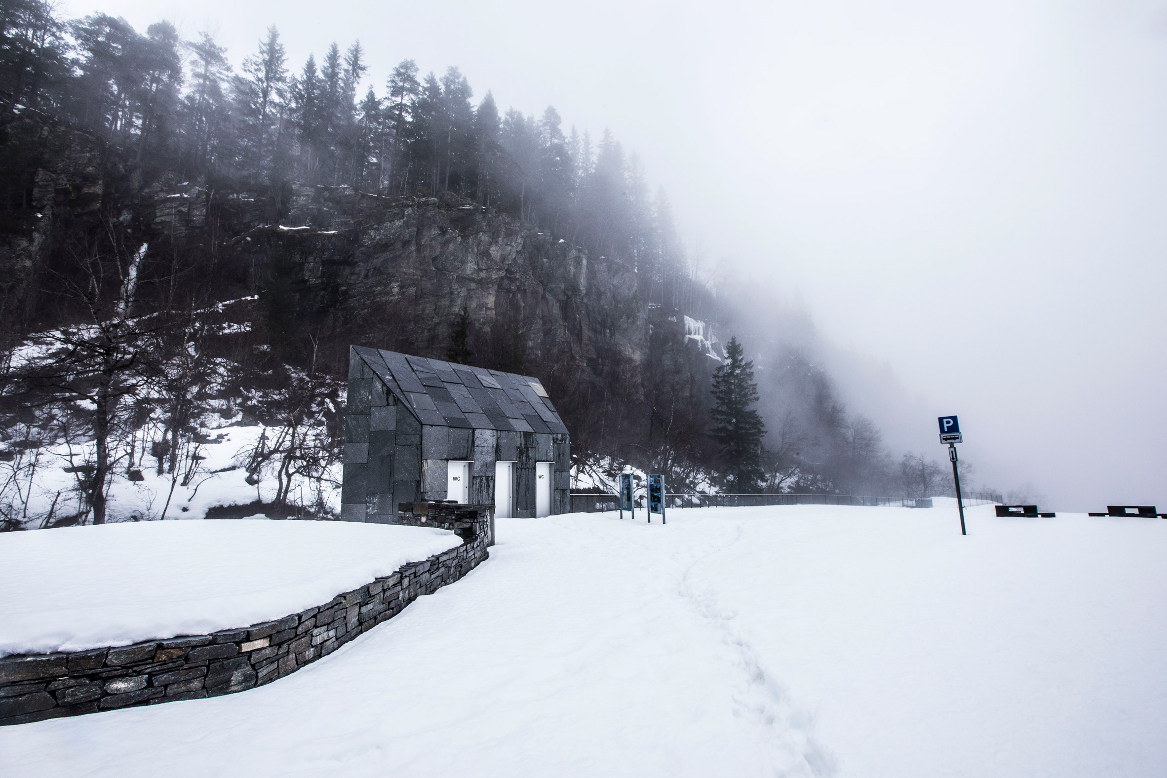 Fortunen completes toilet block with views of a Norwegian valley-6
