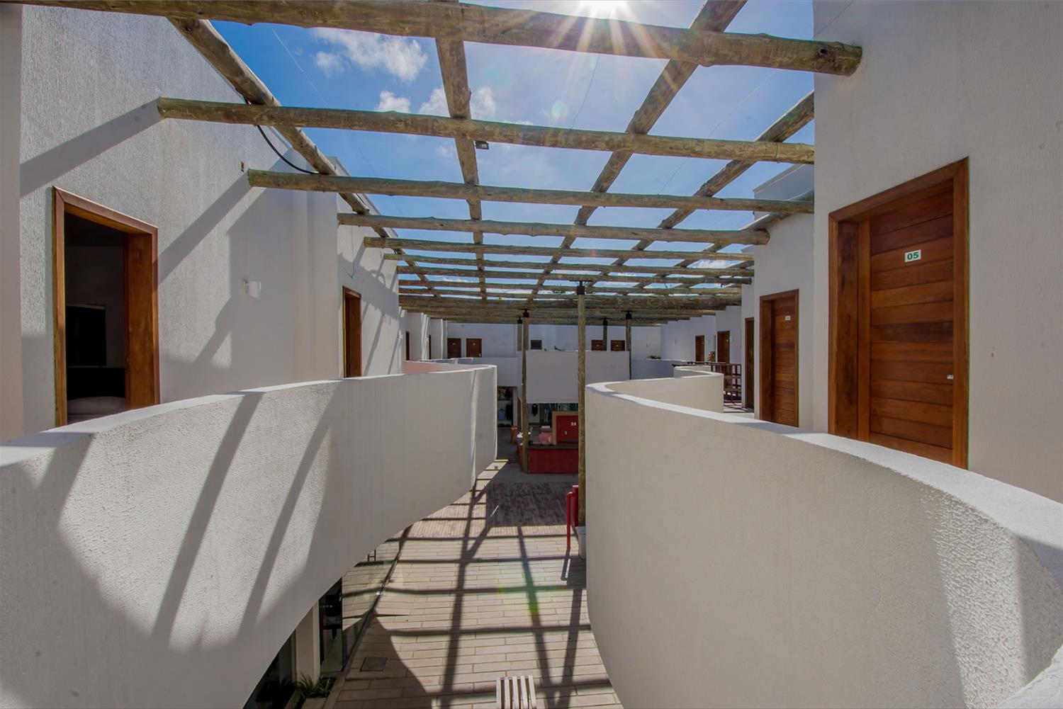 巴西 Villa da Pipa 购物别墅 | 木质与玻璃的完美结合-8