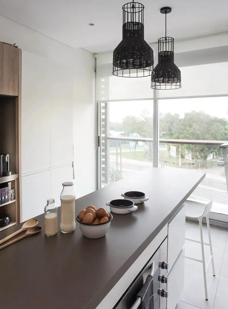 乌拉圭度假公寓 | 简约灰白空间,尽享水景之美-9