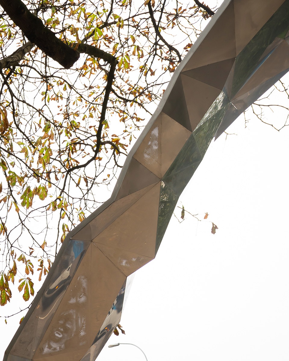 英国公园“偶然事件”拱门设计,历史人物穿孔唤起时空对话-20