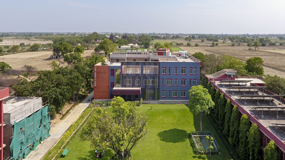 Mann 学校女生宿舍 | 绿色空间与现代设计完美融合-5