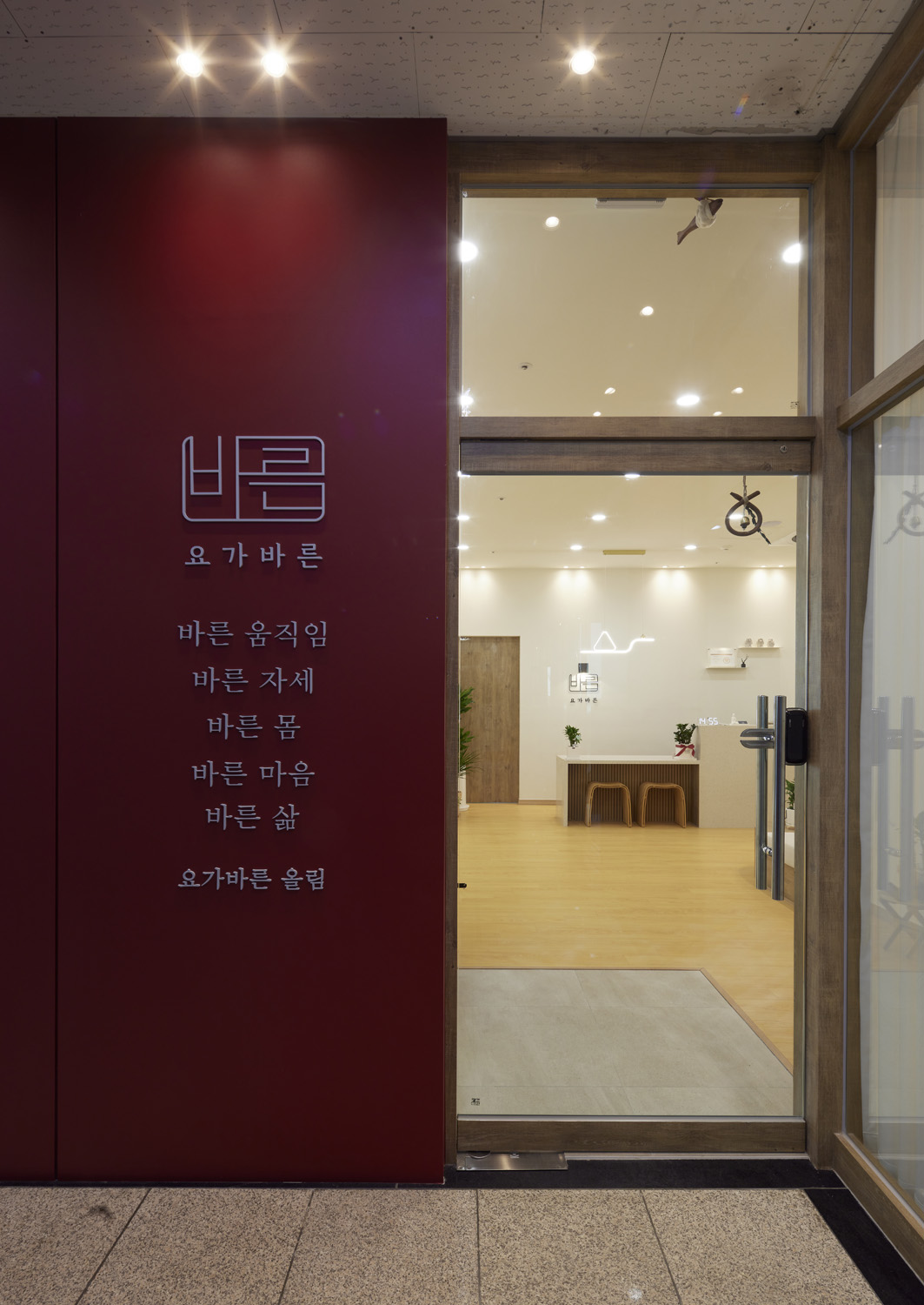 舒适 67 平瑜伽学院，白色与木纹的宁静空间-23