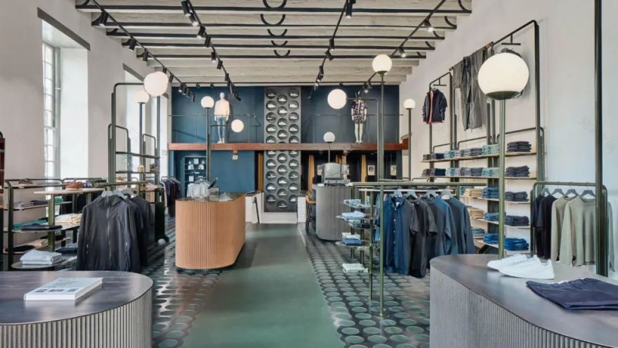 荷兰建筑师展示了如何在近1000年历史的古迹中融入零售空间-10