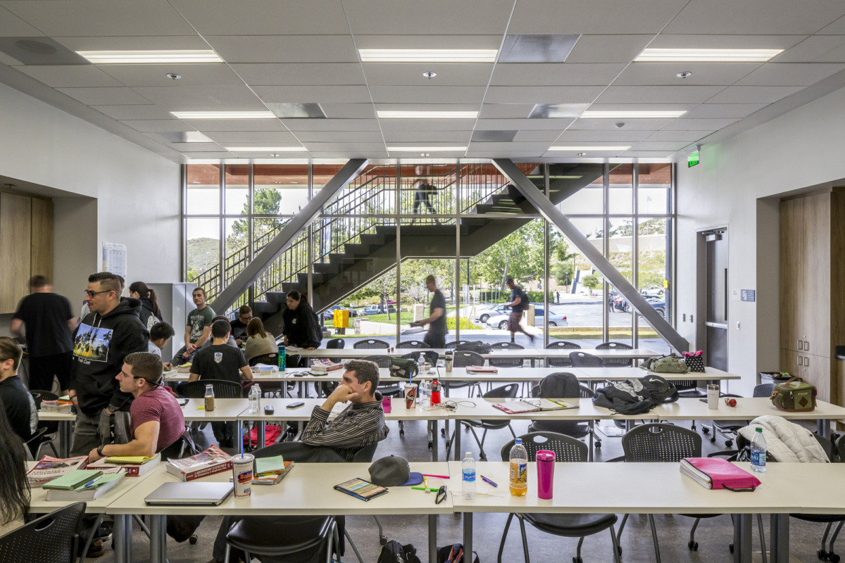 加州公共安全与卫生建筑的模拟学习空间-11